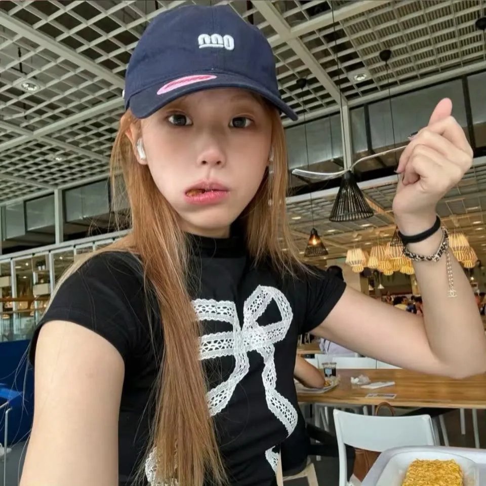 看她轻轻的飞起